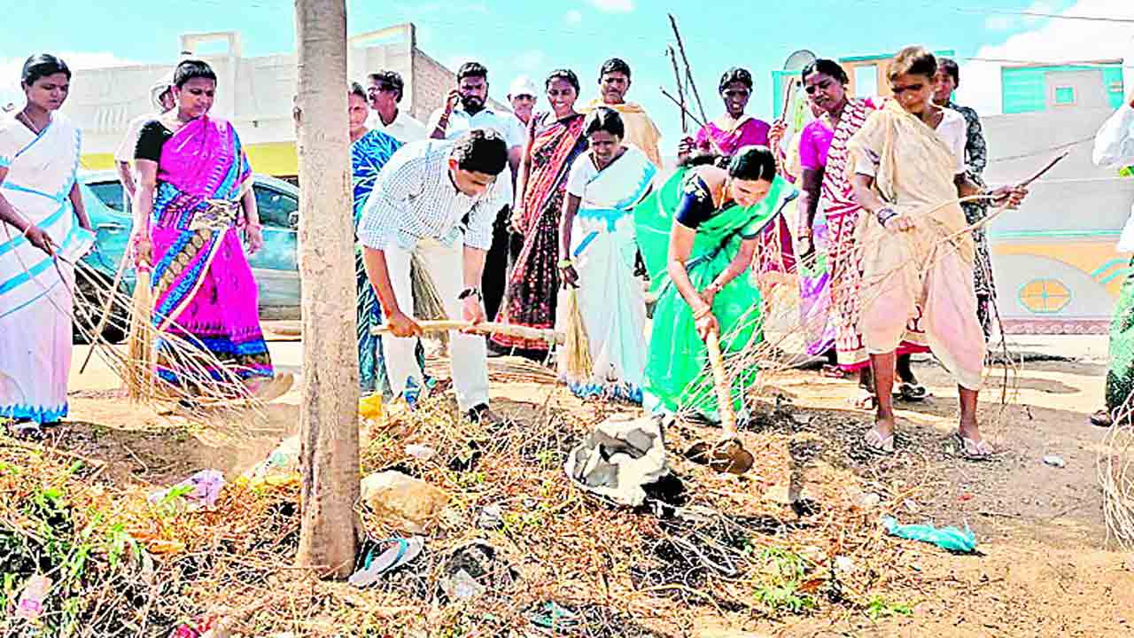 పారపట్టి.. రోడ్లు ఊడ్చి..