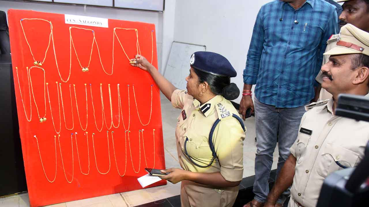 ఇద్దరు చైన్‌ స్నాచర్ల అరెస్టు