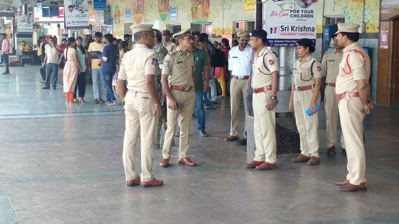 కాజీపేట రైల్వే జంక్షన్లో భారీ బందోబస్తు