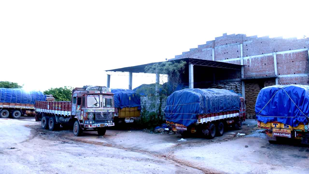 కొర్రీల కేంద్రంతో కస్టమ్‌.. నష్టం