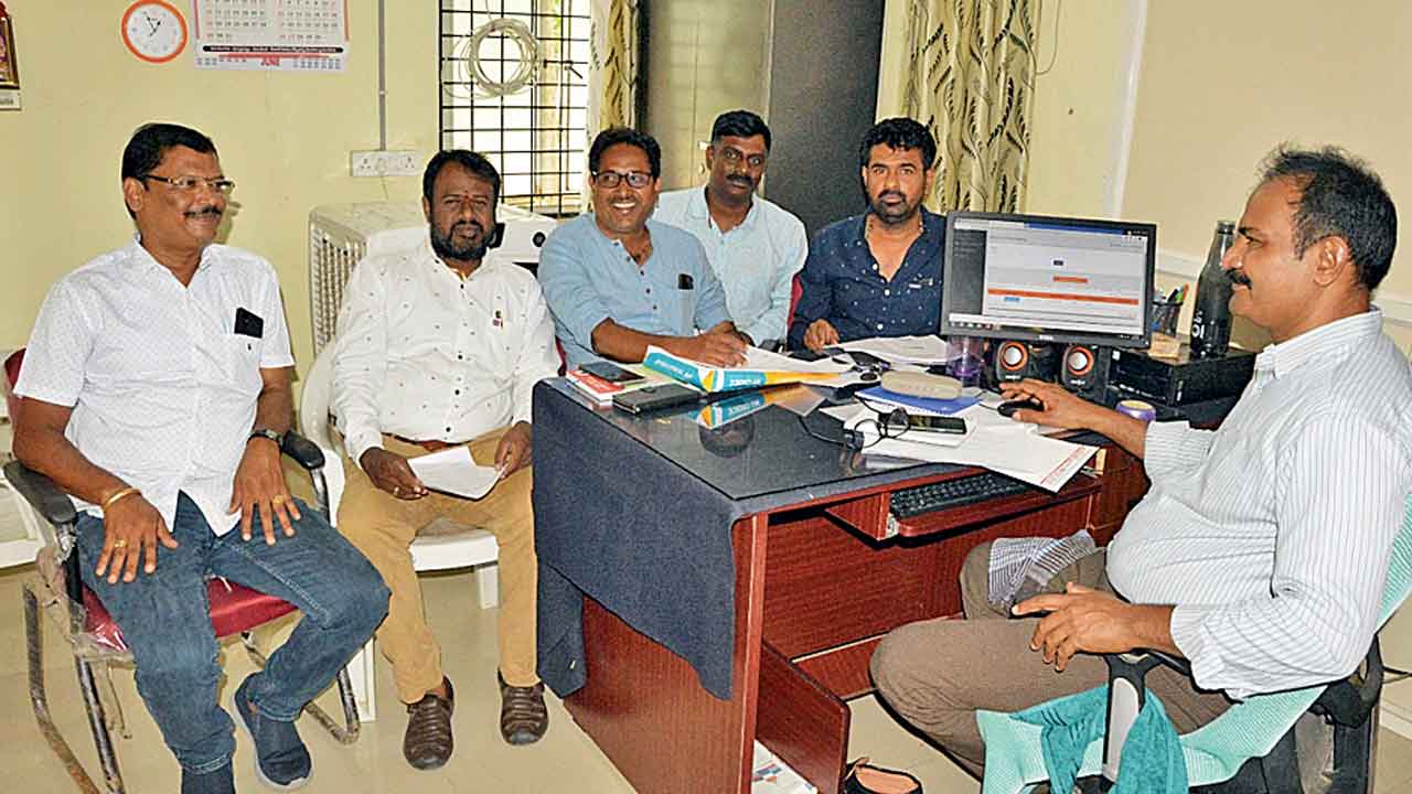 అర్హులందరికీ అక్రెడిటేషన్‌ కార్డులు ఇవ్వాలి