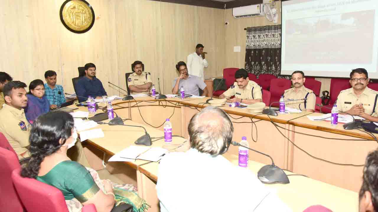 రోడ్డు ప్రమాదాల నియంత్రణకు పటిష్ట చర్యలు చేపట్టాలి