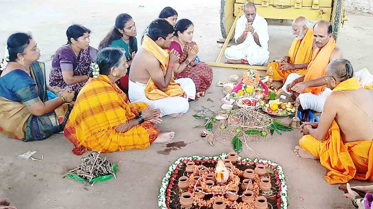 ఆలయాలకు అమావాస్య తాకిడి