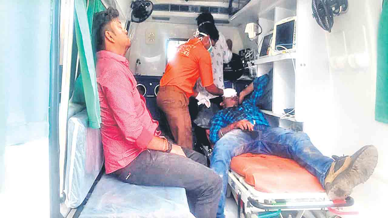 గవర్నమెంట్‌ స్టిక్కర్‌తో… గంజాయి స్మగ్లింగ్‌