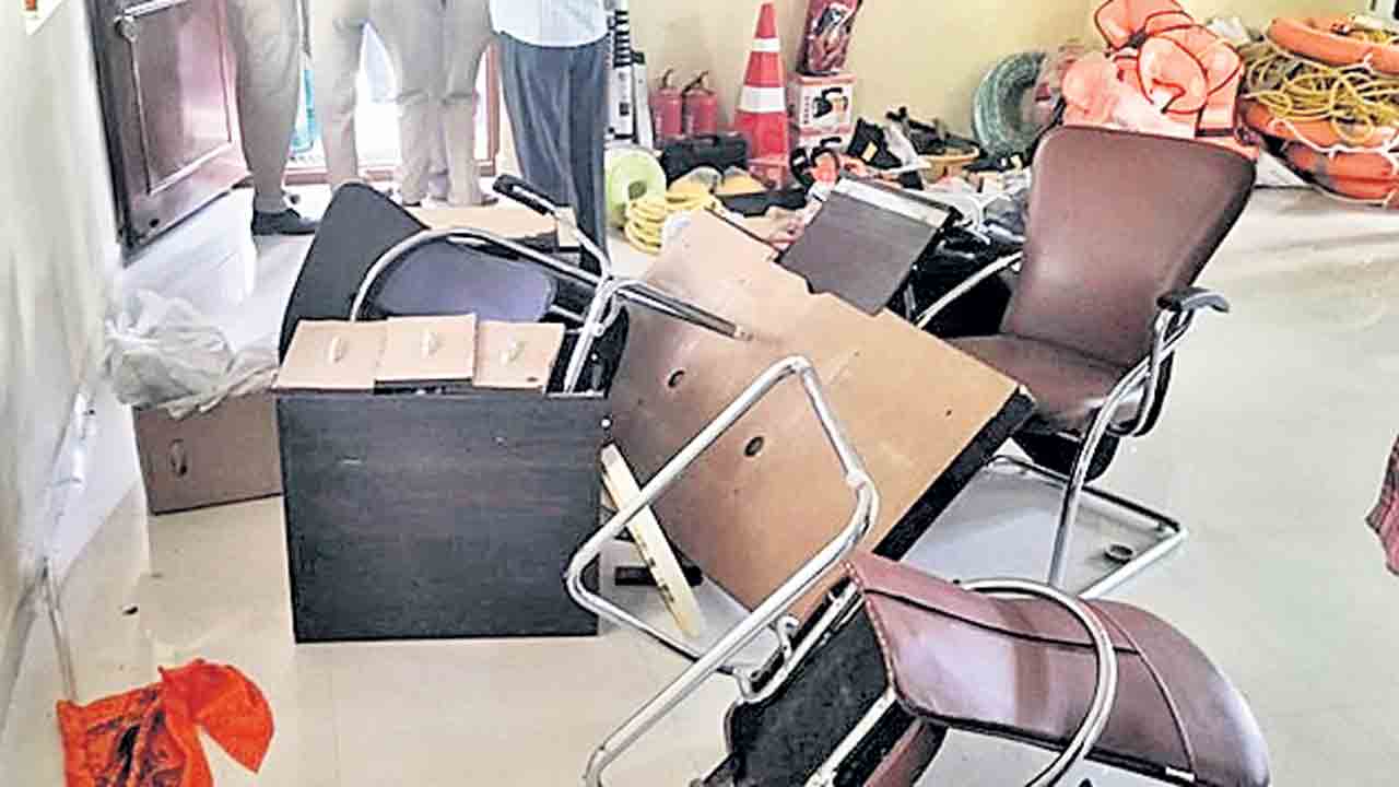 మణికొండ మున్సిపాలిటీలో బీజేపీ నేతల దౌర్జన్యం