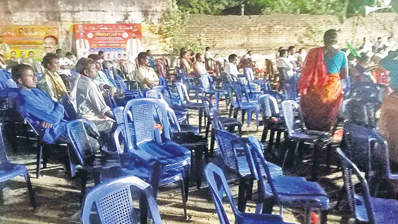 ఈటల సభ వెలవెల