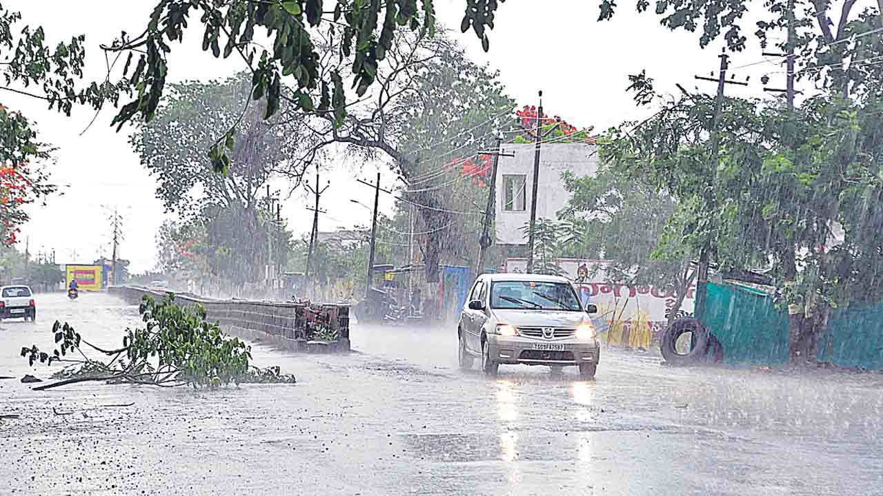 రాష్ర్టంలోకి నైరుతి రుతుపవనాలు