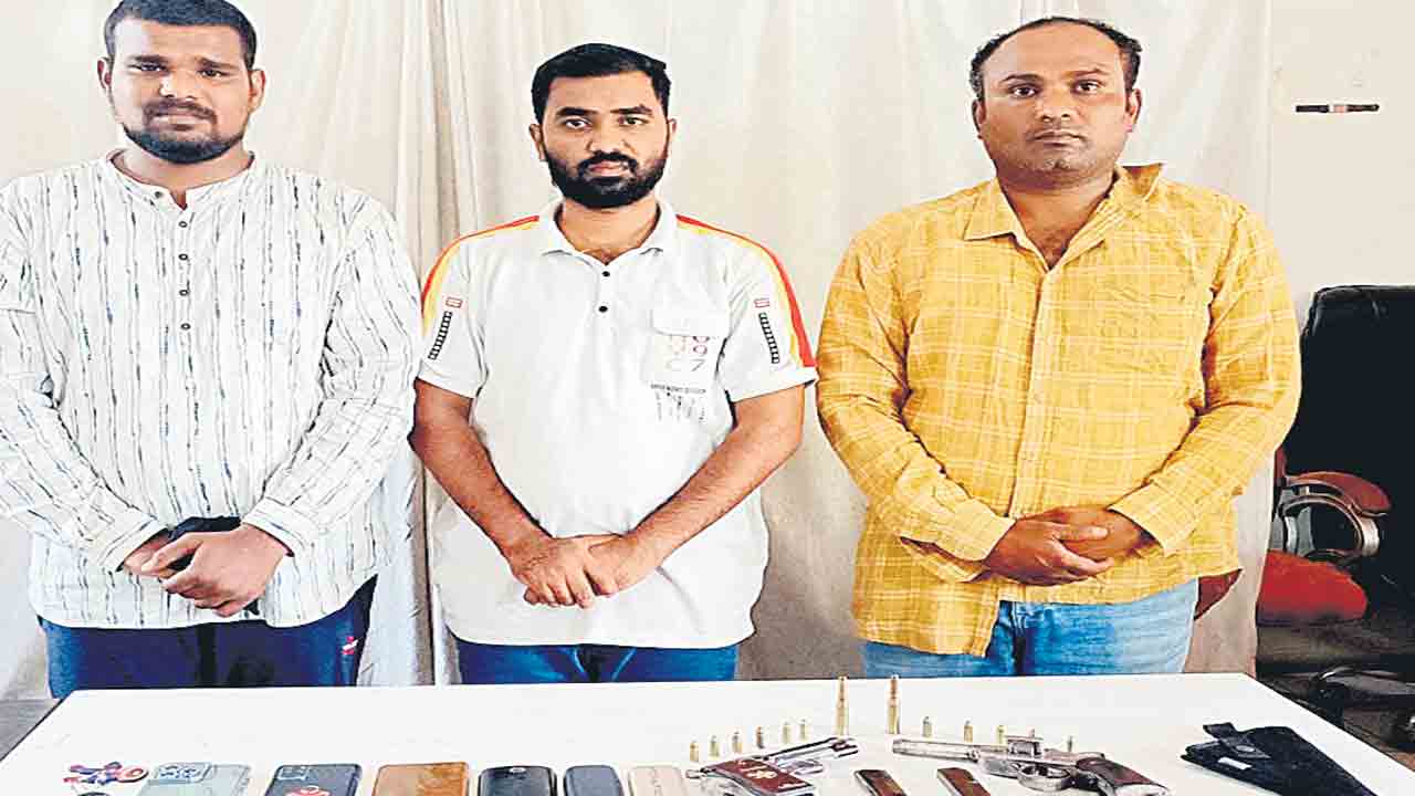 ప్రాణహాని ఉందని.. మారణాయుధాలతో సంచరిస్తూ..