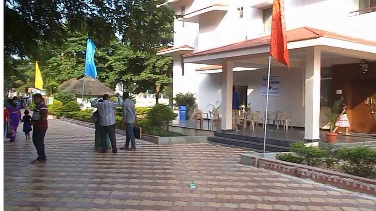 ఏపీలో మంత్రి అనుచరుల వీరంగం.. టూరిజం ఉద్యోగులపై దాడి