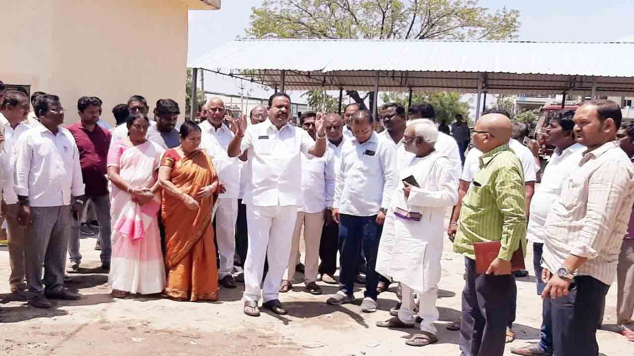 మెట్‌పల్లి మార్కెట్‌ను ఆదర్శంగా తీర్చిదిద్దుతాం