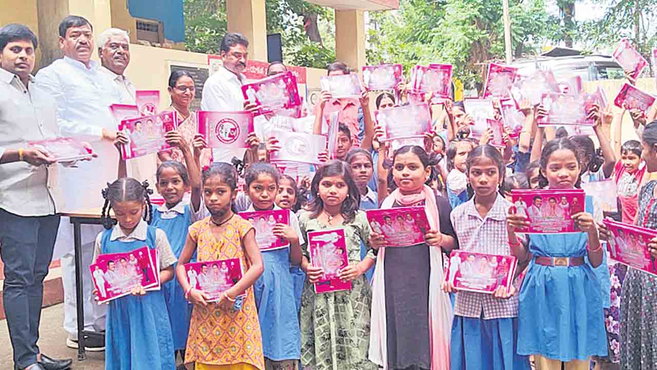 విద్యార్థులకు నోటు పుస్తకాలు పంపిణీ
