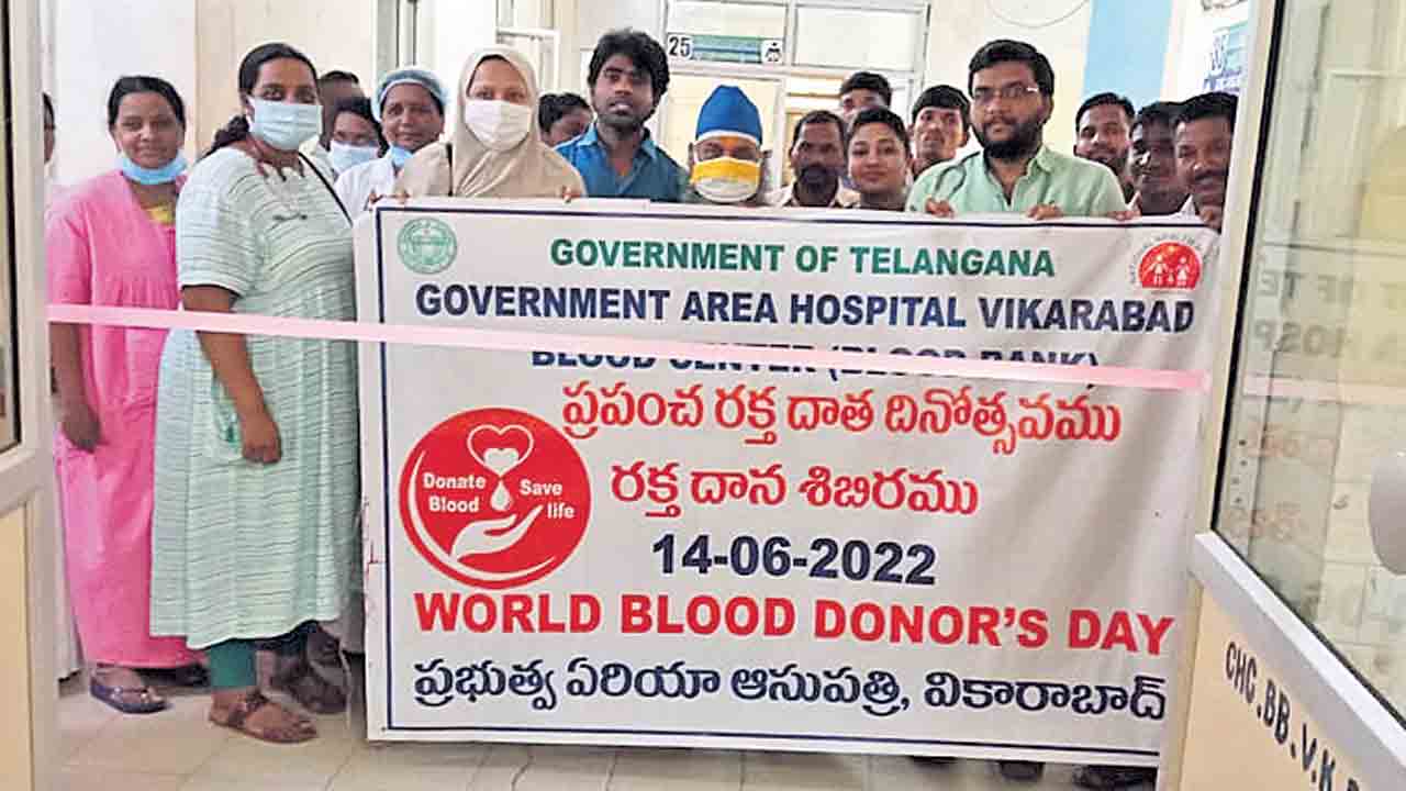 రక్తదానం చేసి ప్రాణదాతలు కావాలి