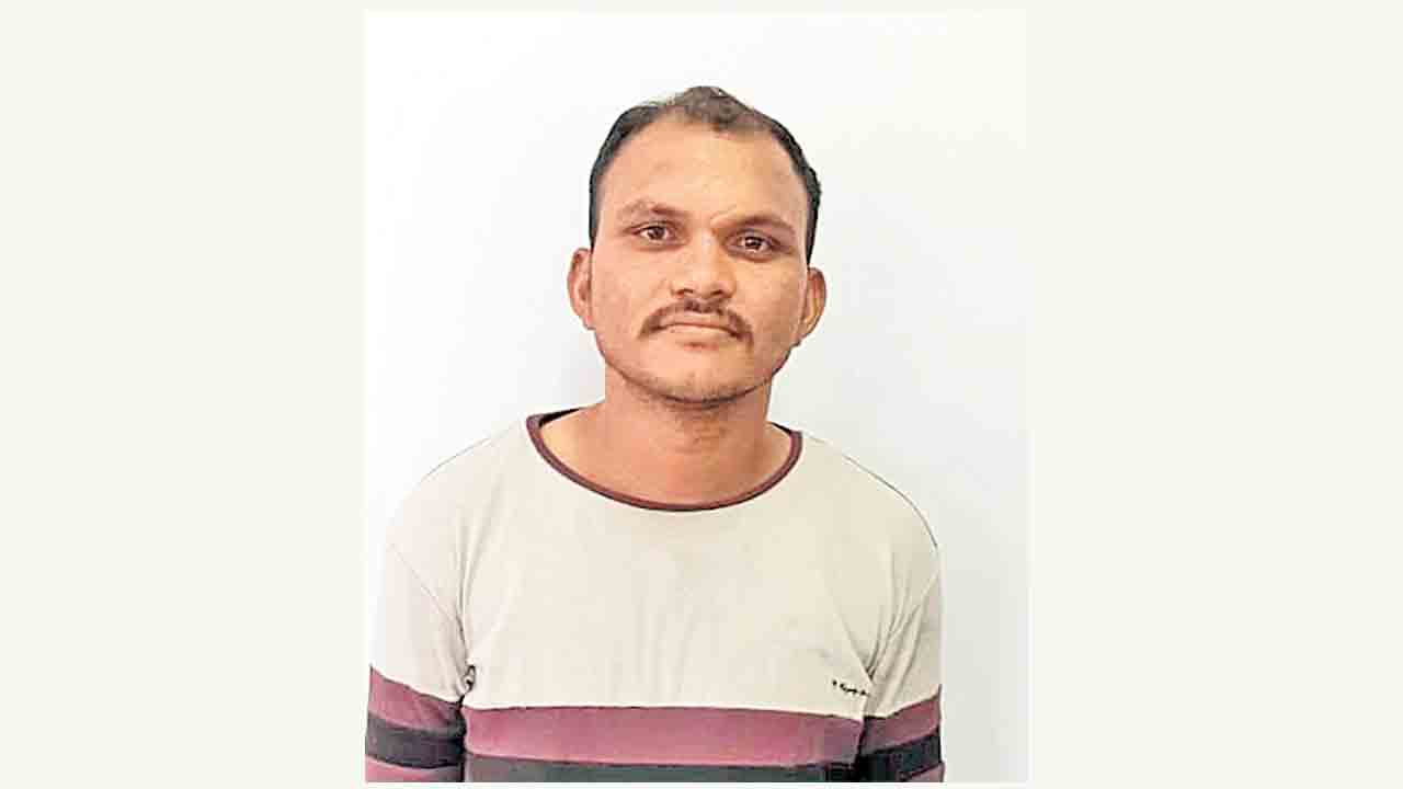 దొంగ పోలీస్‌ అరెస్టు