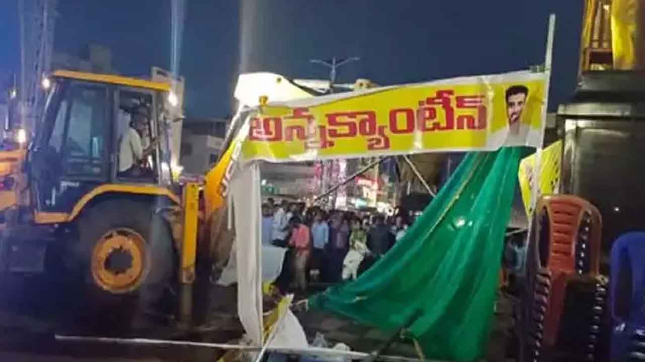 మంగళగిరిలో కొనసాగుతున్న ఉద్రిక్తత