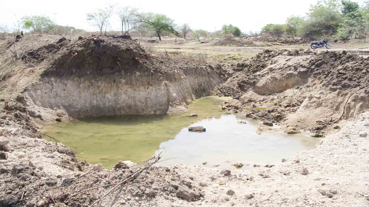 నల్లమట్టి దందా