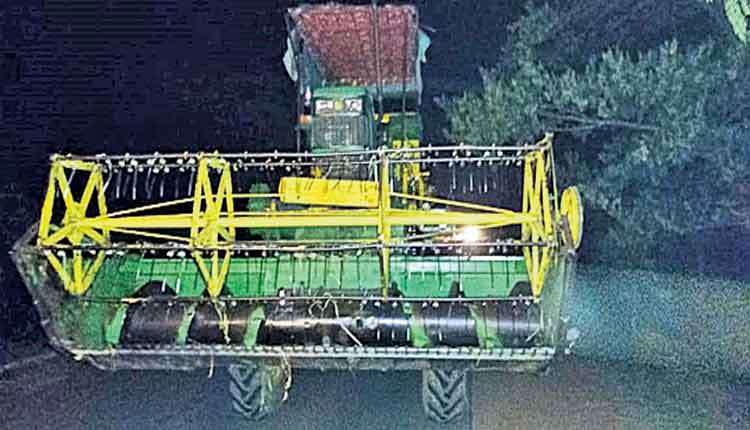 హార్వెస్టర్‌,బైక్‌ ఢీ.. ఇద్దరు మృతి