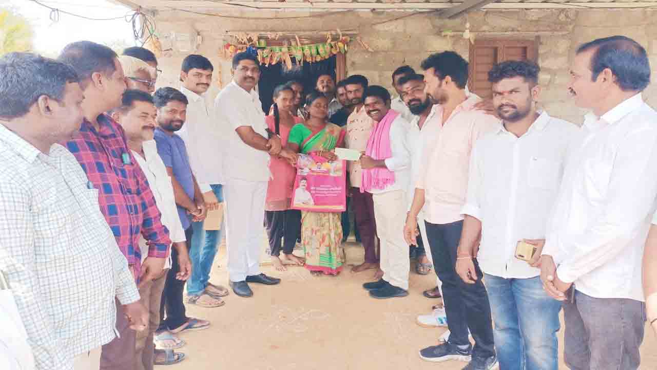 పార్టీలకతీతంగా పథకాలు