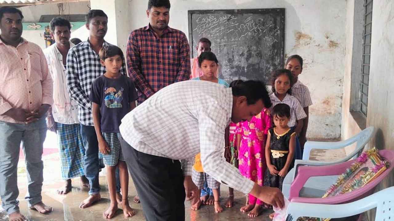 ప్రభుత్వ పాఠశాలల్లోనే పిల్లలను చేర్పించాలి