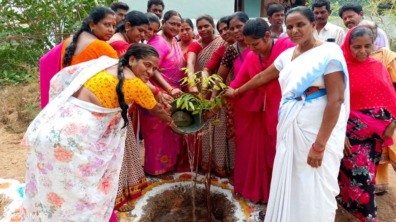 అన్నింటా ఆమె.. ప్రభుత్వ పథకాల