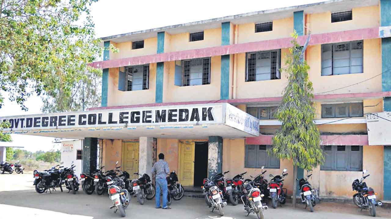 నిమిషం ఆలస్యమైనా అనుమతి లేదు