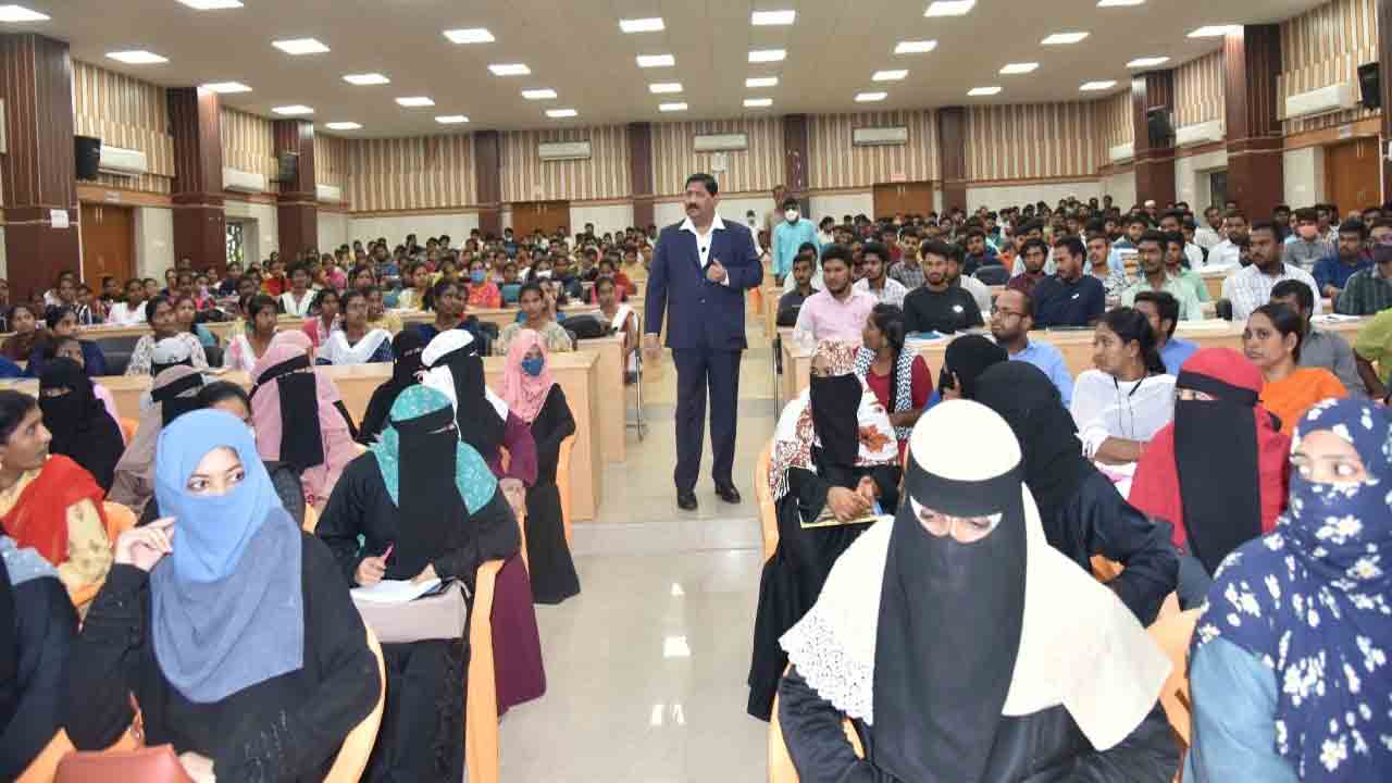 కష్టపడాలి.. కొలువు కొట్టాలి