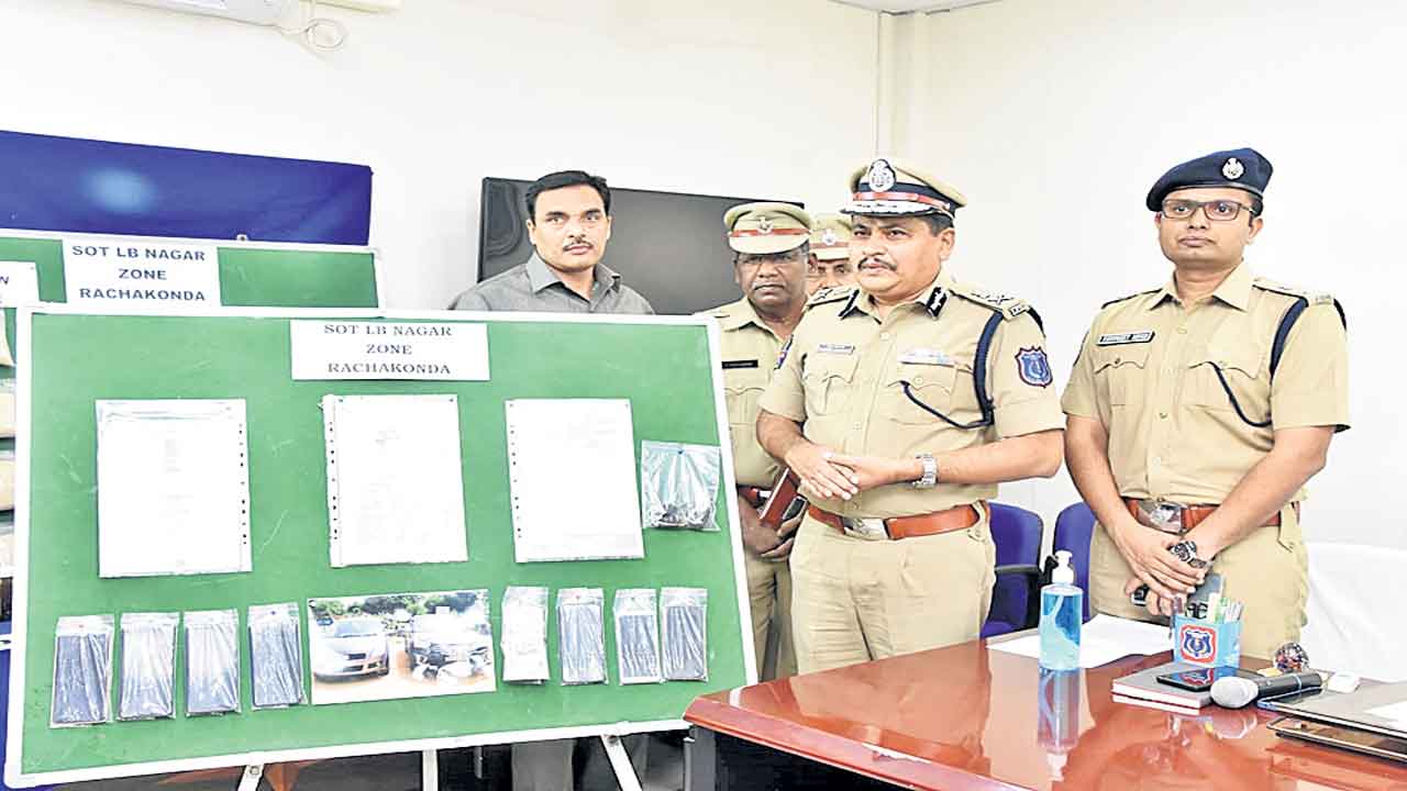 నకిలీ దస్తావేజులు సృష్టించి..కోటి ఆస్తి కొట్టేసిన కేటుగాళ్లు