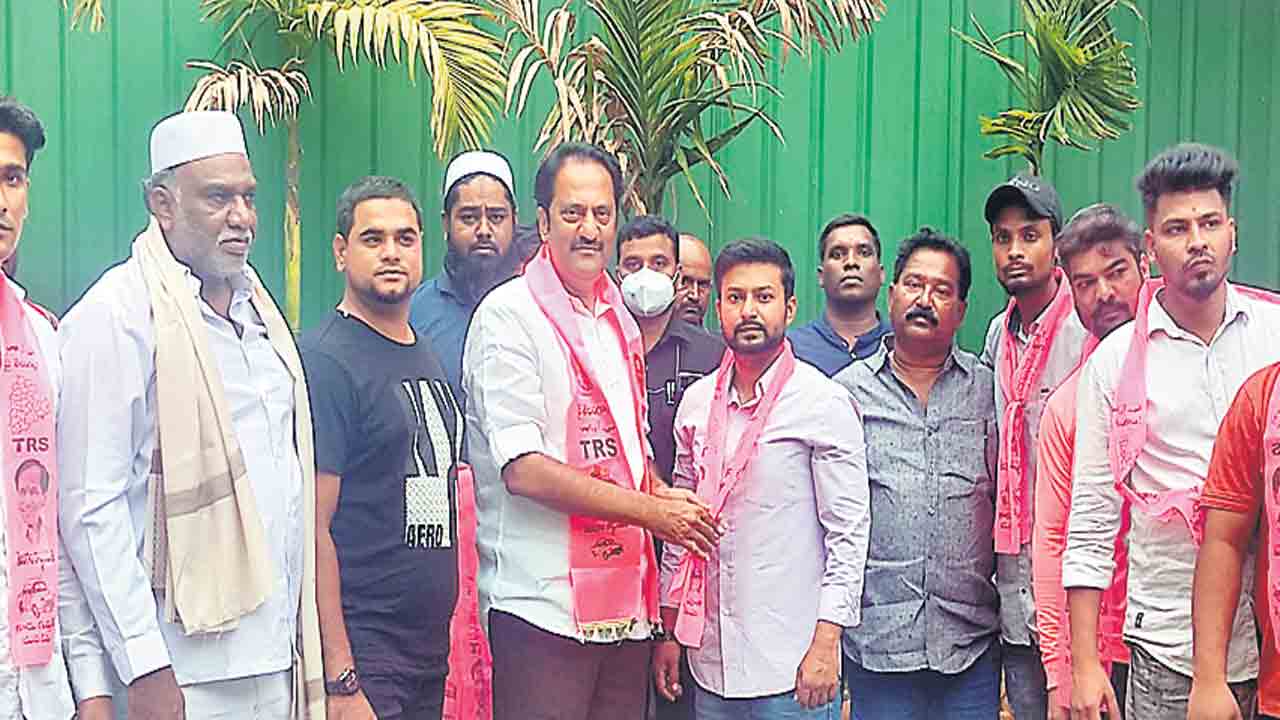 గులాబీ గూటికి ఇతర పార్టీల నేతలు