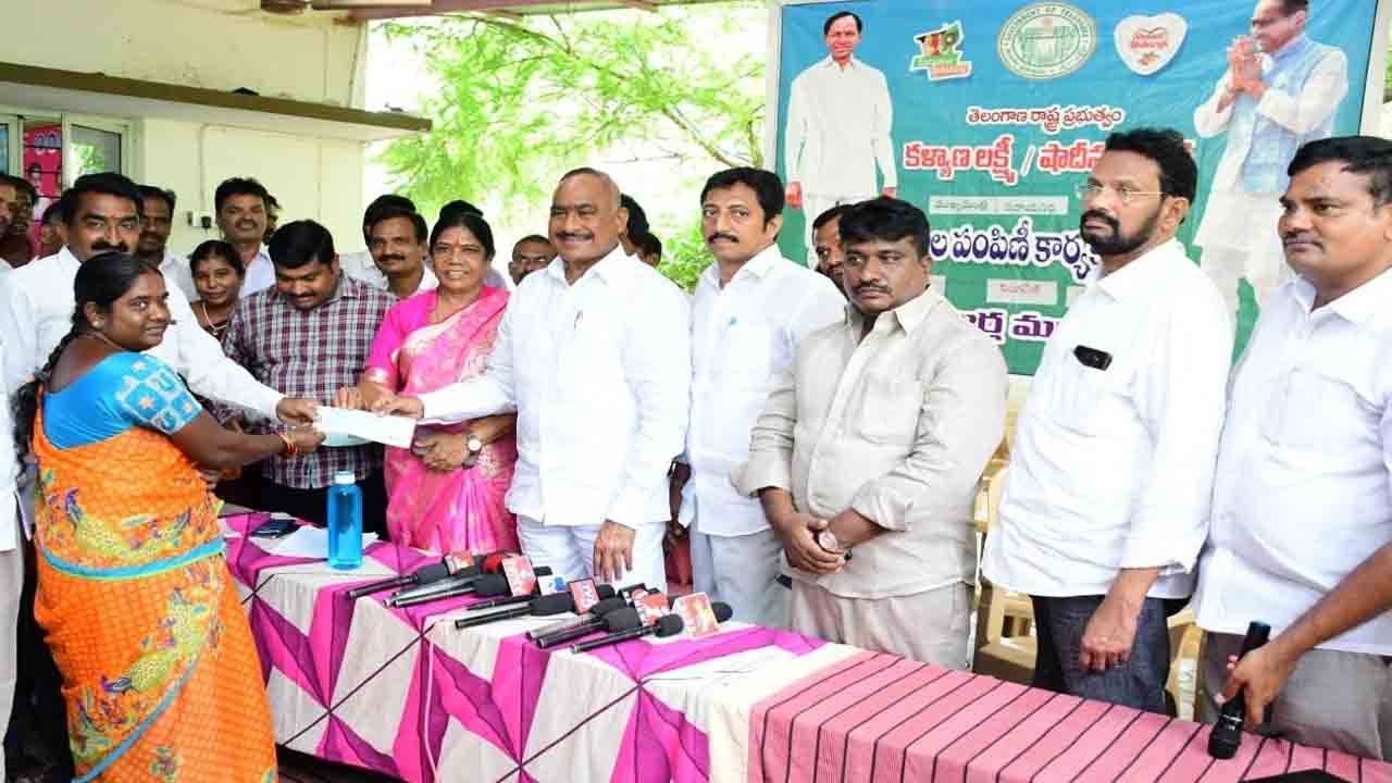 ఇంటింటికీ ప్రభుత్వ పథకాలు