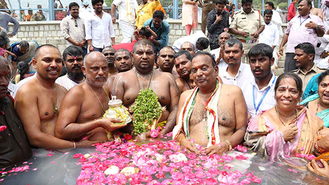 వైభవంగా శ్రీ ప్రసన్న వేంకటేశ్వరస్వామివారి చక్రస్నానం
