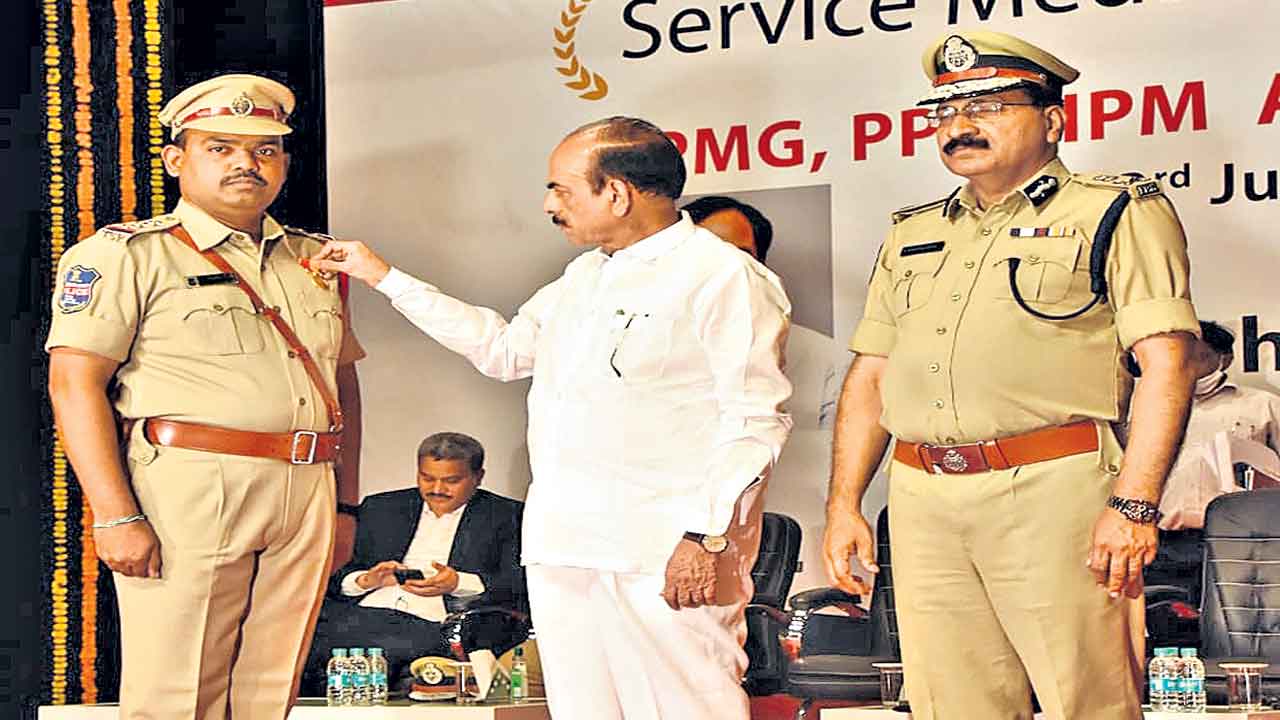 రాచకొండ ఐటీ సెల్‌ ఇన్‌స్పెక్టర్‌కు సీఎం సర్వోన్నత పతకం