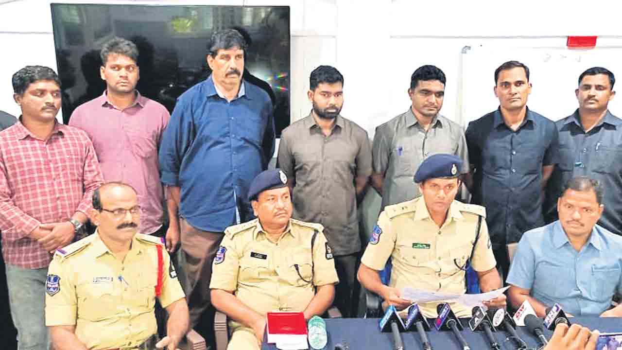 షాపు తనకు దక్కలేదన్న పగతో దారి దోపిడీ నాటకం