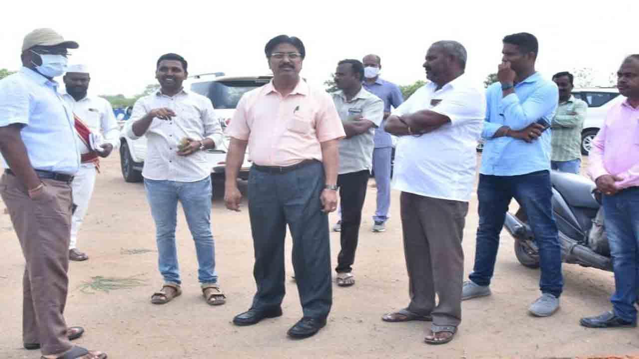 క్రీడా ప్రాంగణాలను పూర్తి చేయాలి