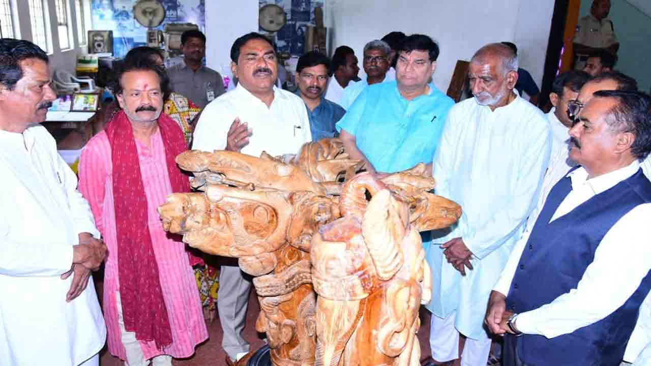 శిల్పకళ ఎగ్జిబిషన్‌ను ప్రారంభించిన మంత్రి