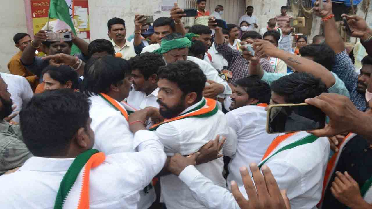 కాంగ్రెస్‌ నాయకుల బాహాబాహీ