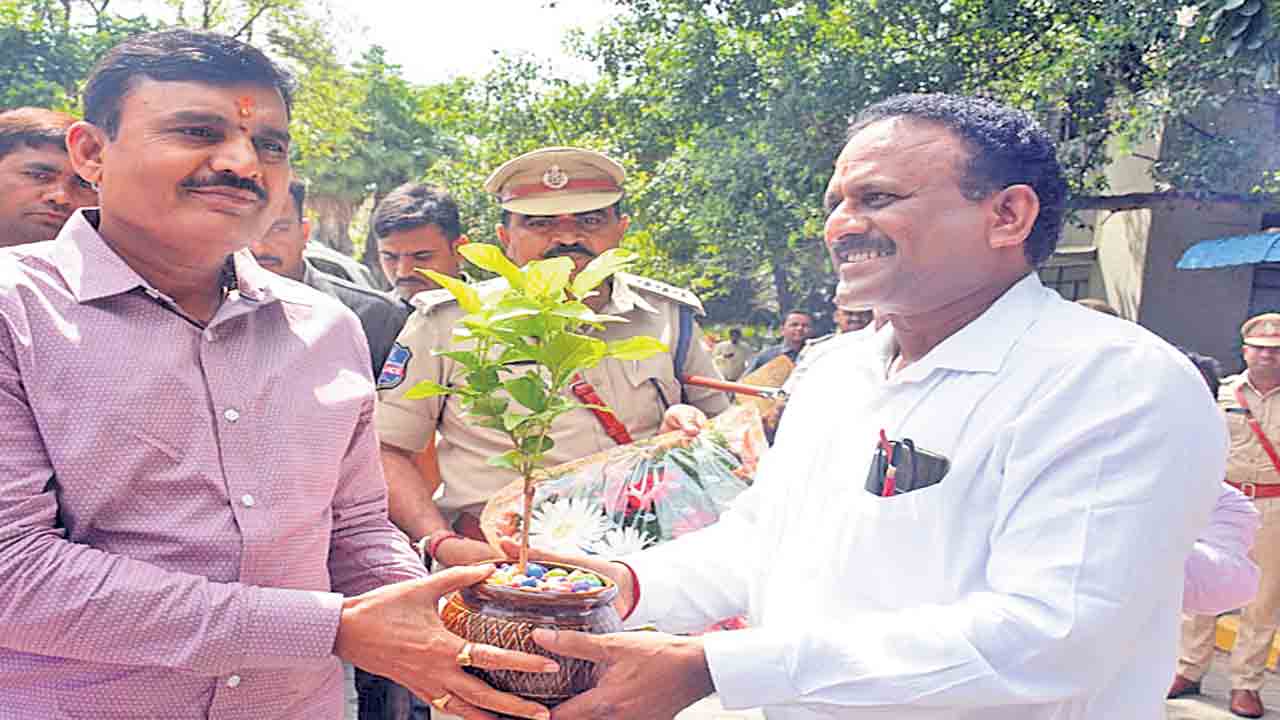 బాధ్యతలు చేపట్టిన కలెక్టర్‌ శరత్‌