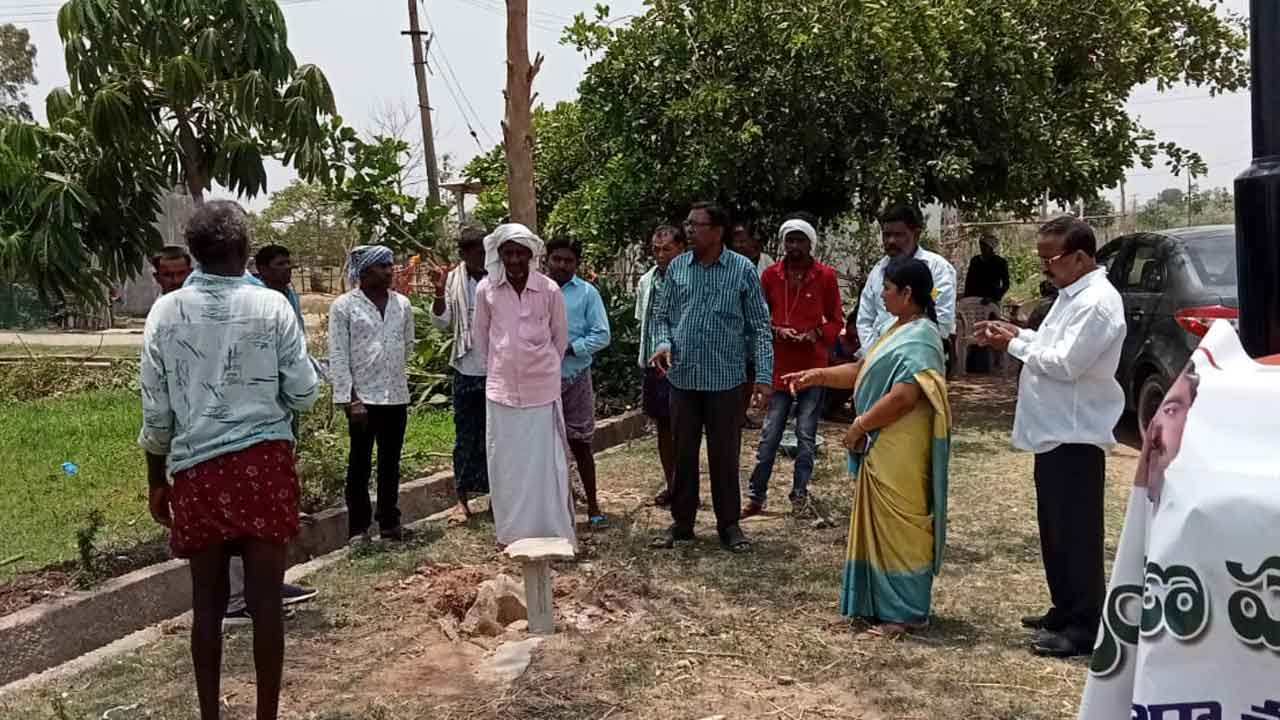 తిరిగి.. సమస్యలు తెలుసుకొని..