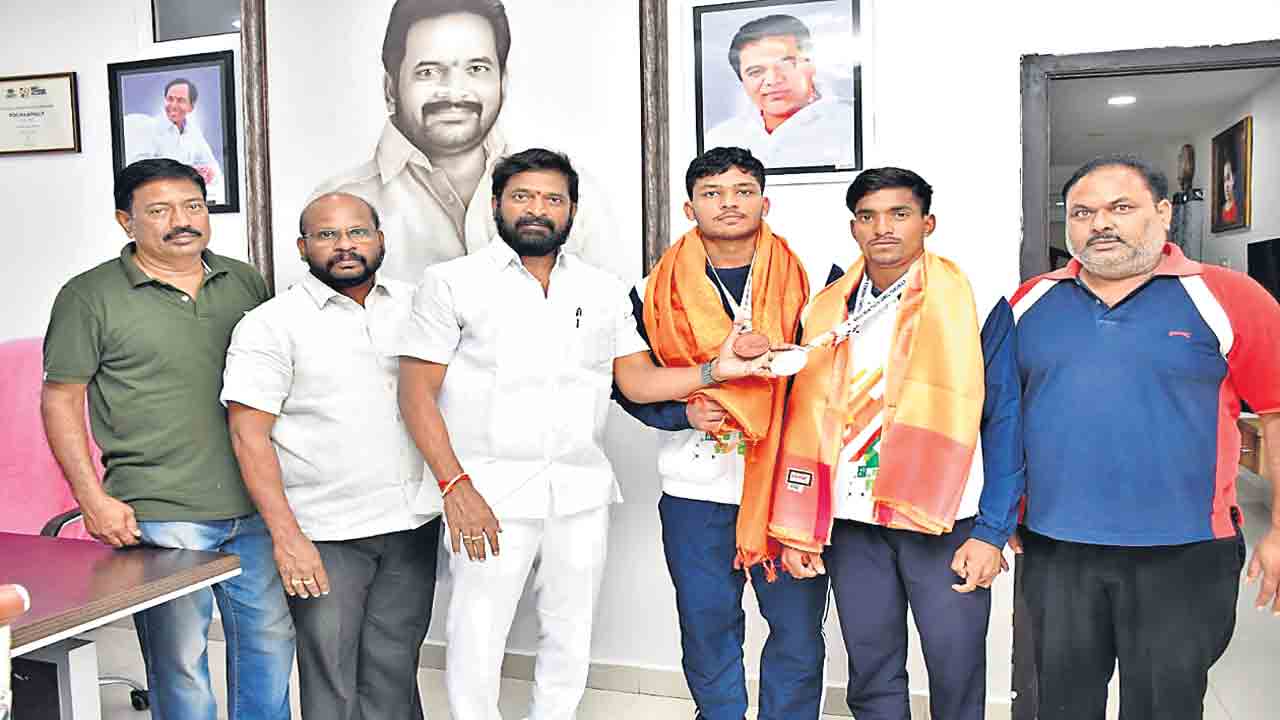 లిఫ్టర్లకు క్రీడా మంత్రి శ్రీనివాస్‌గౌడ్‌ అభినందన