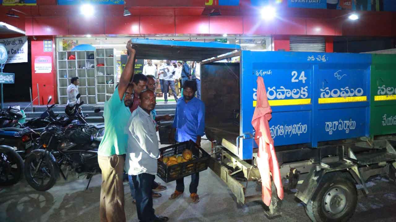 రిలయన్స్‌ స్మార్ట్‌లోకుళ్లిన పండ్లు, కూరగాయలు