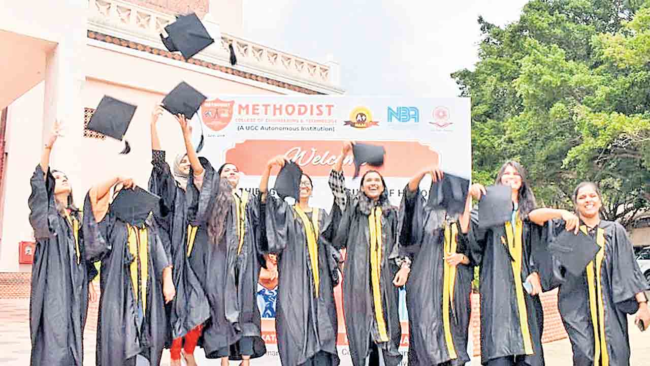 ఘనంగా గ్రాడ్యుయేషన్‌ డే..