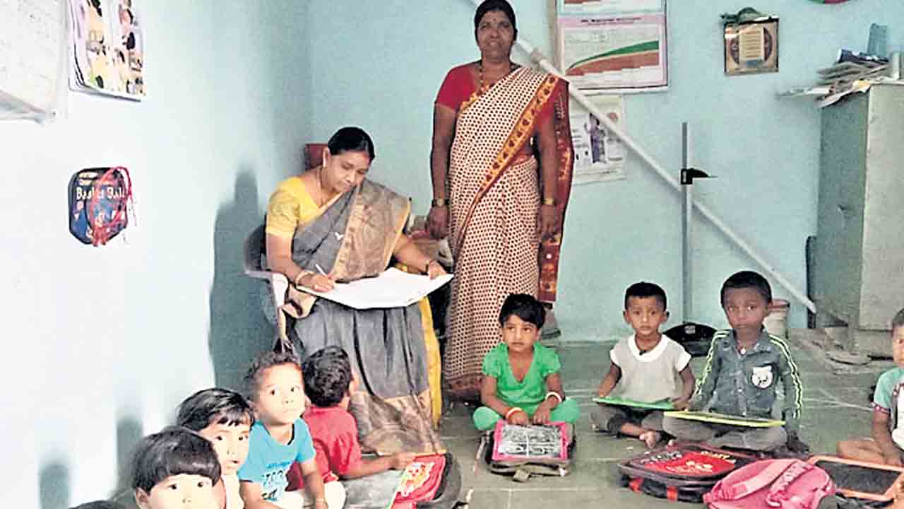 అంగన్వాడీ కేంద్రాల్లో ఆకస్మిక తనిఖీ