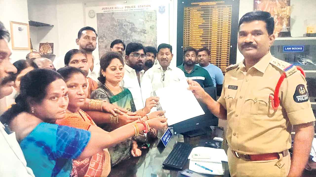 సీఎం కేసీఆర్‌ను కించపరిచేలా స్కిట్‌