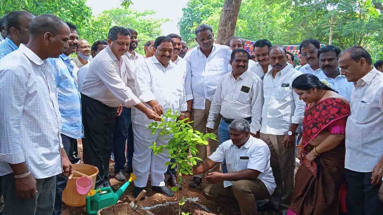 నీటిపారుదల రంగానికి సీఎం పెద్దపీట