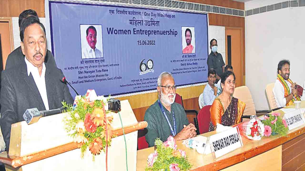 మహిళలు నైపుణ్యాలు పెంపొందించుకోవాలి