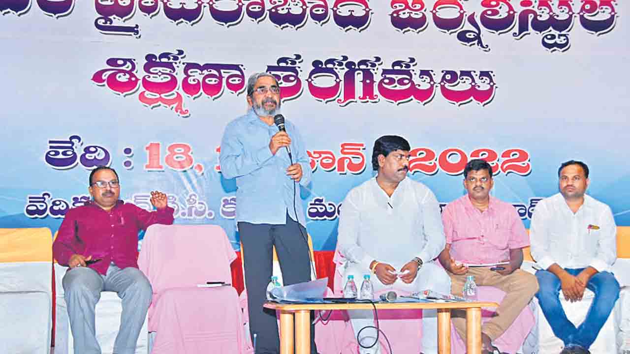 జర్నలిస్టులకు త్వరలో బ్రిడ్జి కోర్సు