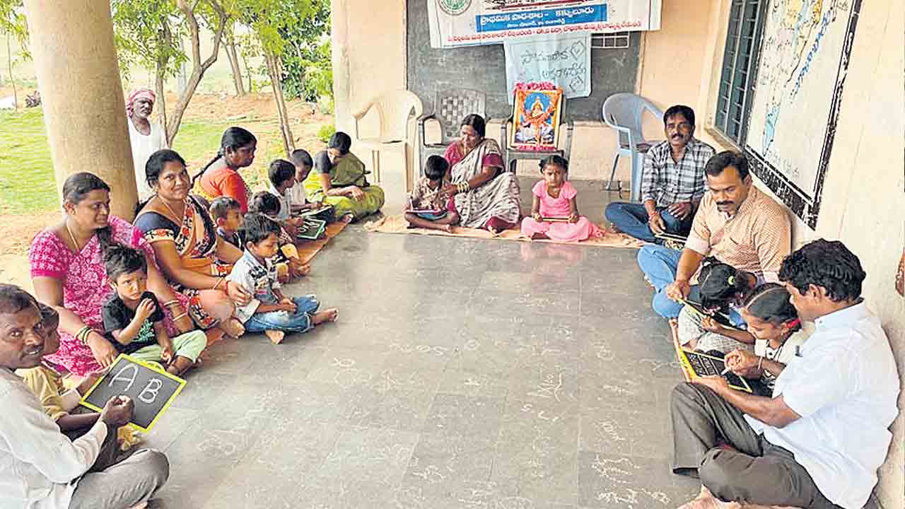 సర్కార్ బడుల్లోనే చేర్పించాలి