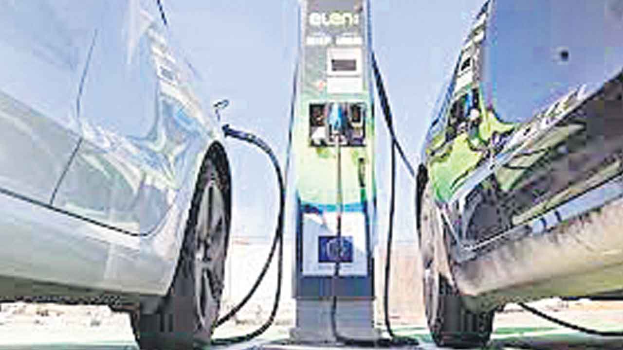 నెక్సస్‌ మాల్స్‌లో జియో-బీపీ ఈవీ చార్జింగ్‌ స్టేషన్లు