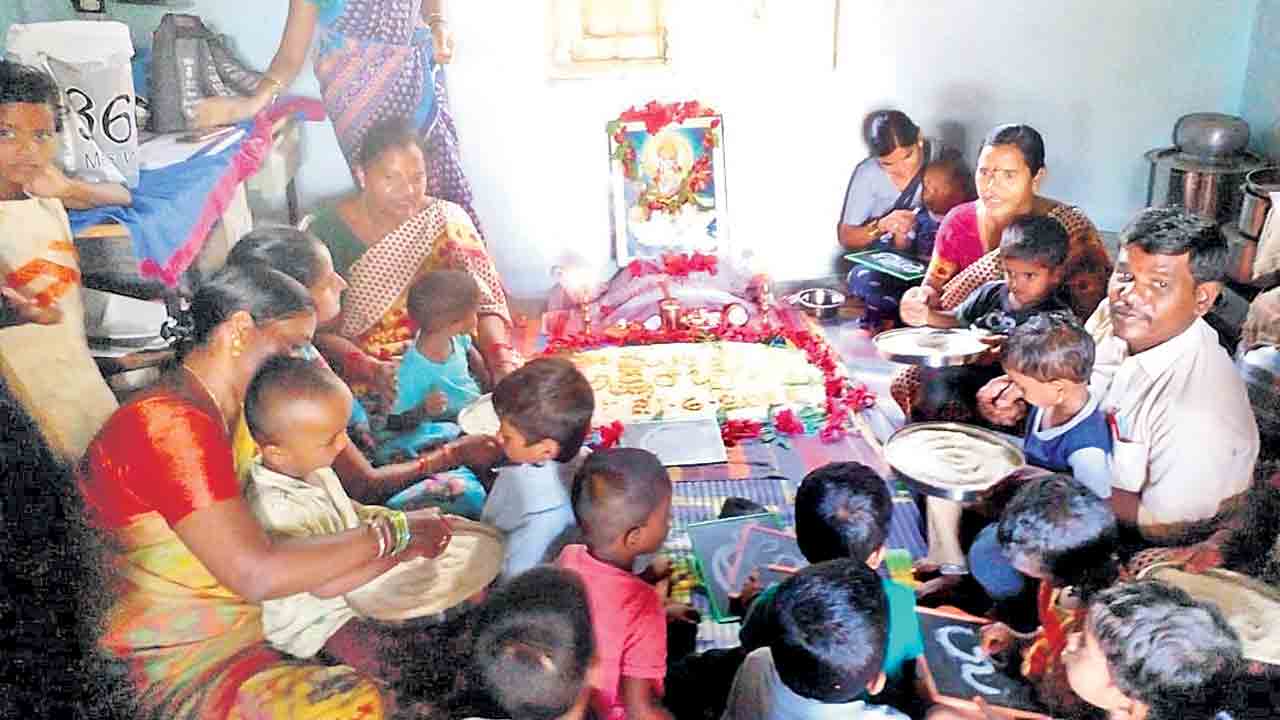 చిన్నారులను ఆకర్షిస్తున్న అంగన్వాడీ కేంద్రాలు
