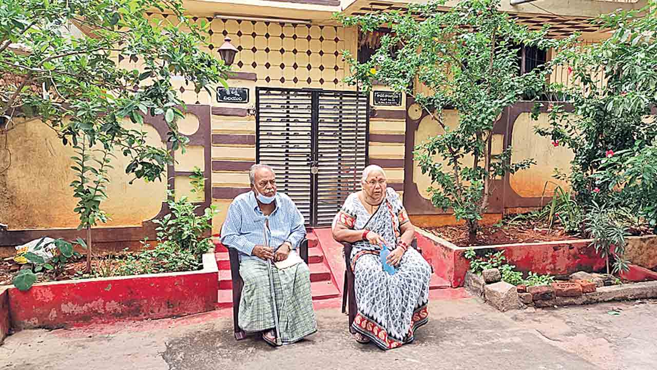 కన్నకొడుకే.. ఆస్తి లాగేసుకున్నాడు..