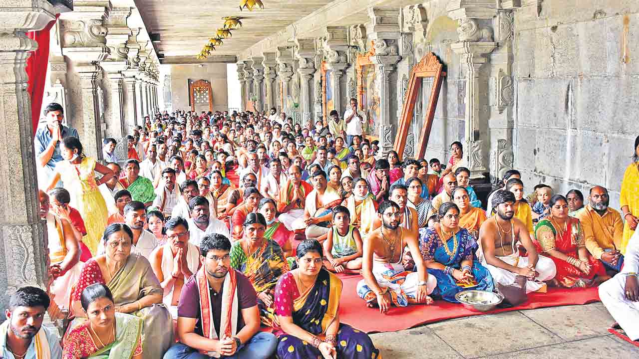 యాదగిరిగుట్టలో కిక్కిరిసిన భక్తులు