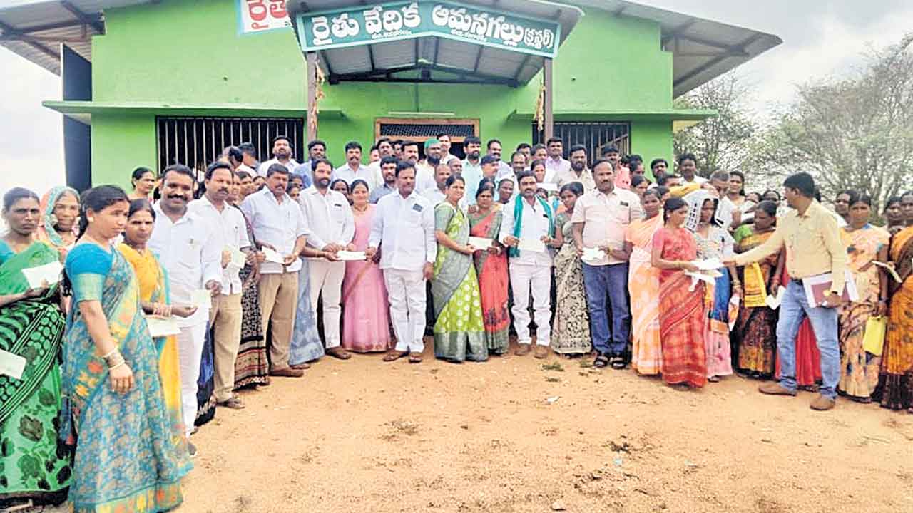 సంక్షేమ పథకాలను సద్వినియోగం చేసుకోవాలి